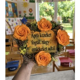 Apró kezeket fogtál óvónéni