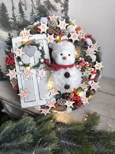 Hómanós adventi ajtódísz 24 apró csodával