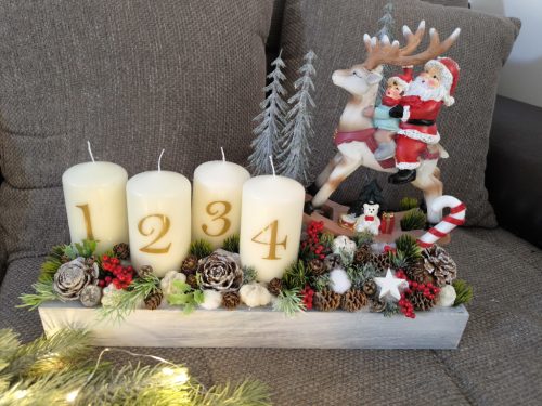 Télapós rénszarvasos adventi tál